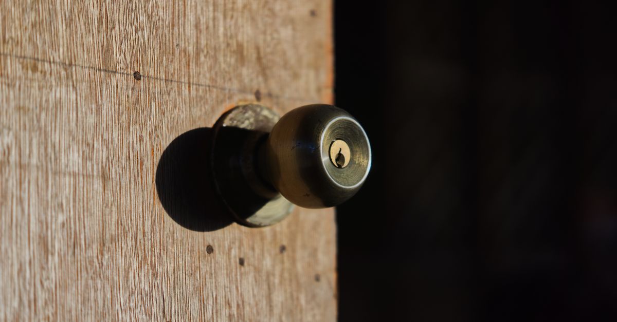What to Do While You Wait — and What Not to Do — Stone Mountain Locksmith Pros